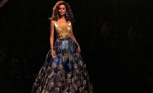 Esha Gupta for Amit Aggarwal at Lakme Fashion Week Winter/Festive 2017!