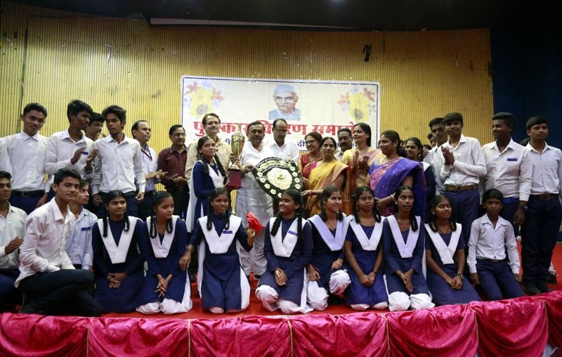 MoS Sharad Jain awards winners of Rashtriya Sansadiya Vidyapeeth