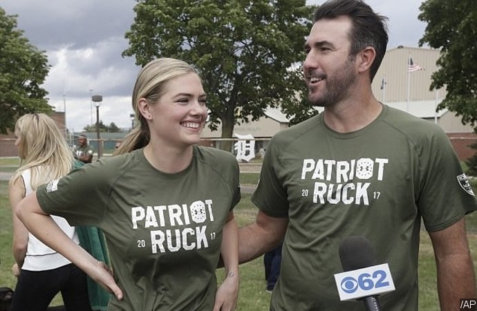  Kate Upton works out with US marines 