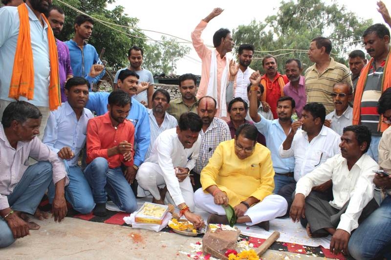 Revenue Minister Gupta performs bhoomi-pujan of Bheem Nagar community hall