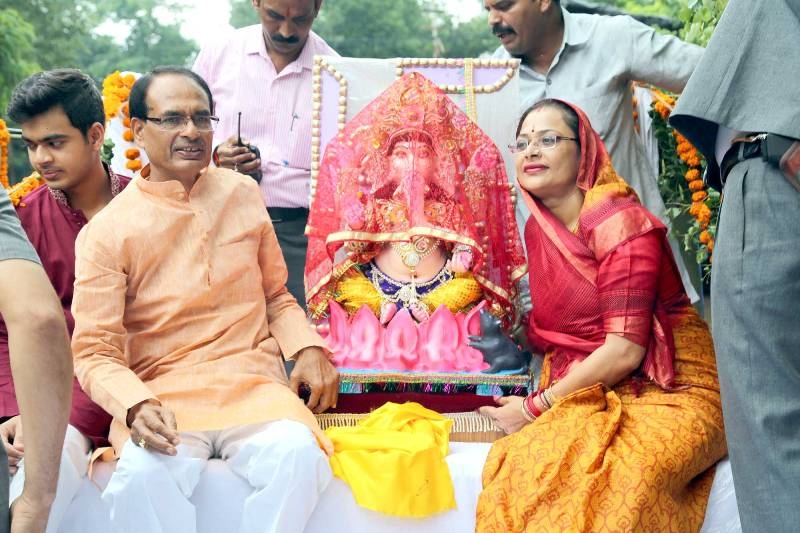 CM Chouhan Along With Family Reaches Plaza to Bring Shree Ganesh Idol