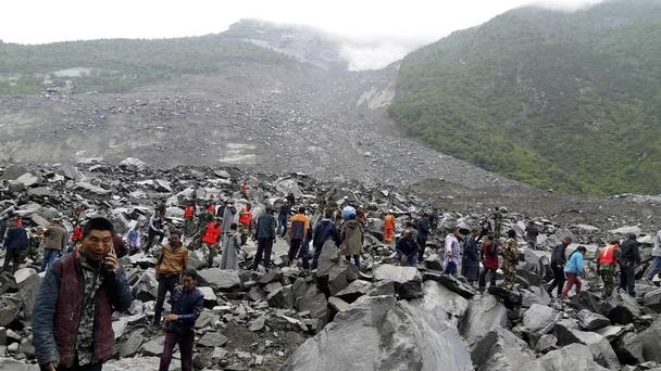  Landslide buries nine in China 