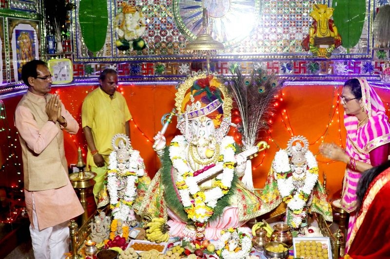 CM Chouhan offers prayers at Sri Badhwale Ganesh temple with family