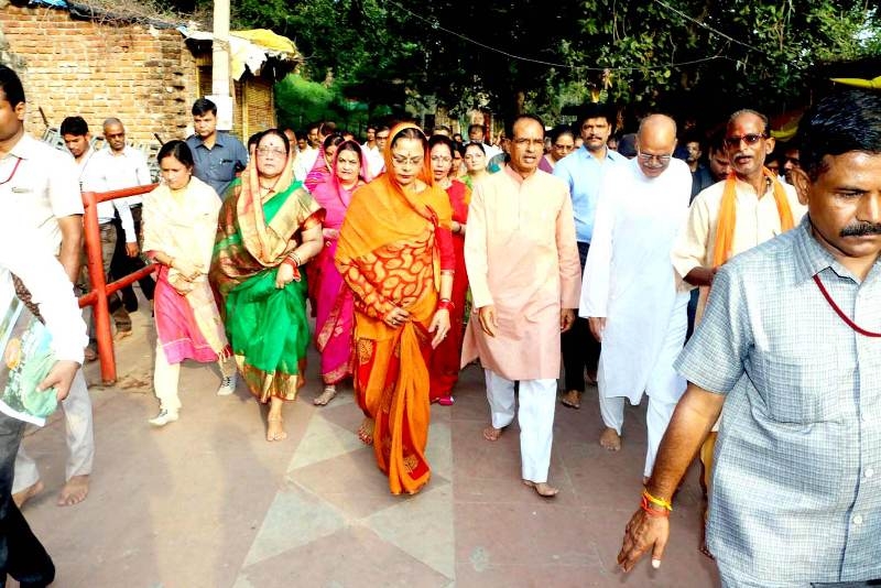 CM Chouhan Performs Kamadgiri Pradakshina at Chitrakoot