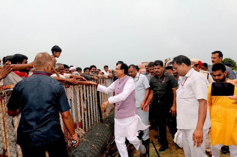Chief Minister Chouhan meets general public at Chanderi