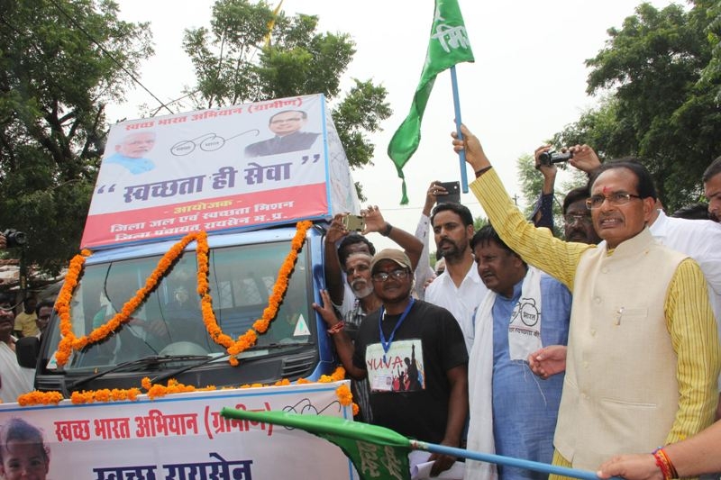CM Chouhan Undertakes Shramdaan at Village Ratanpur