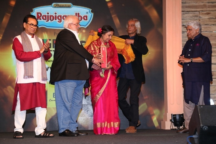 Shabana Azmi with the 'Icon of the Indian Cinema' title