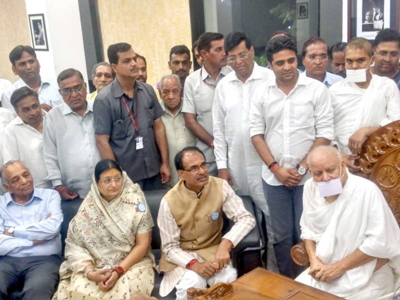 CM Chouhan Meets Acharya Dr. Shivmuni and takes Blessings