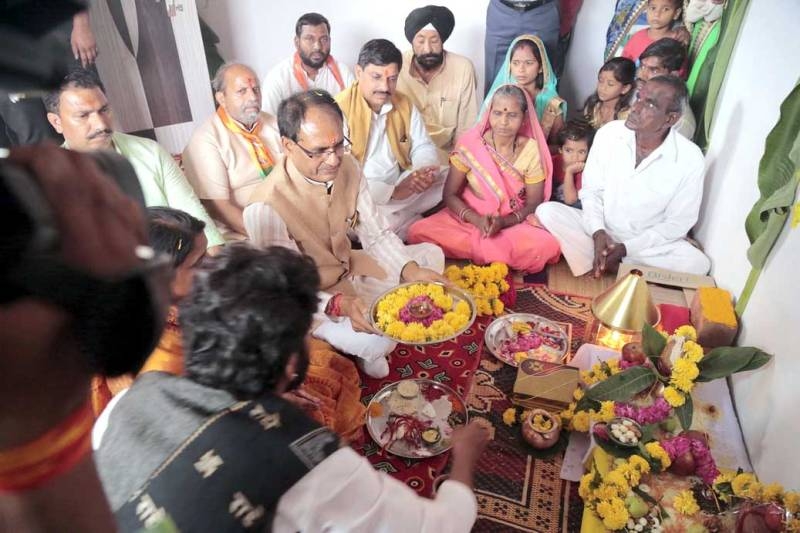 CM Chouhan Attends House Warming Programme of Bhaiyyalal