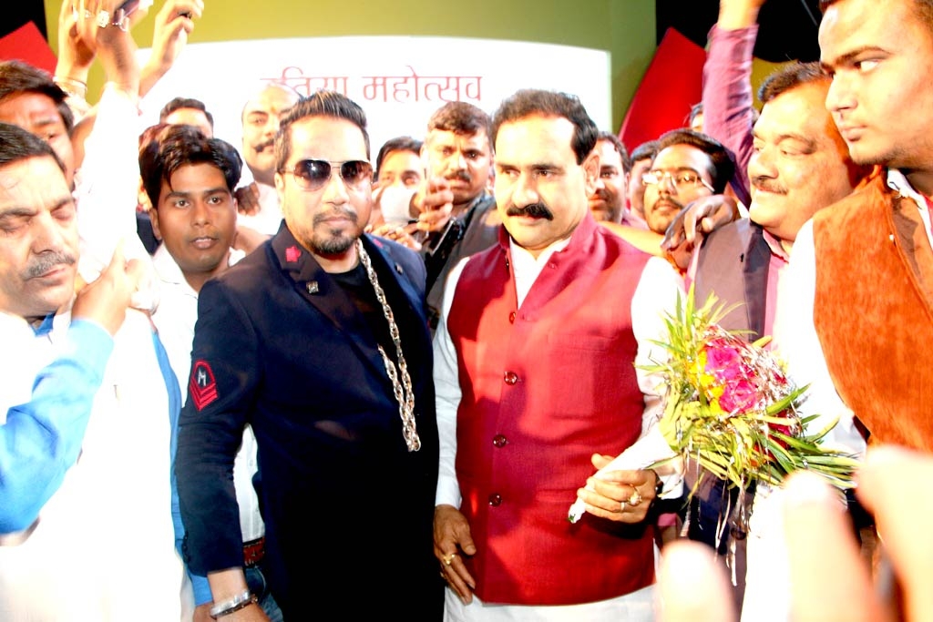 PR Minister DR. Mishra Honours Artists in Datia Mahotsav