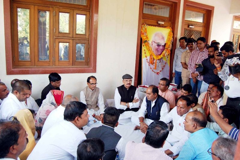 CM Chouhan Pays Tribute to MLA Late Yadav in Khatoura